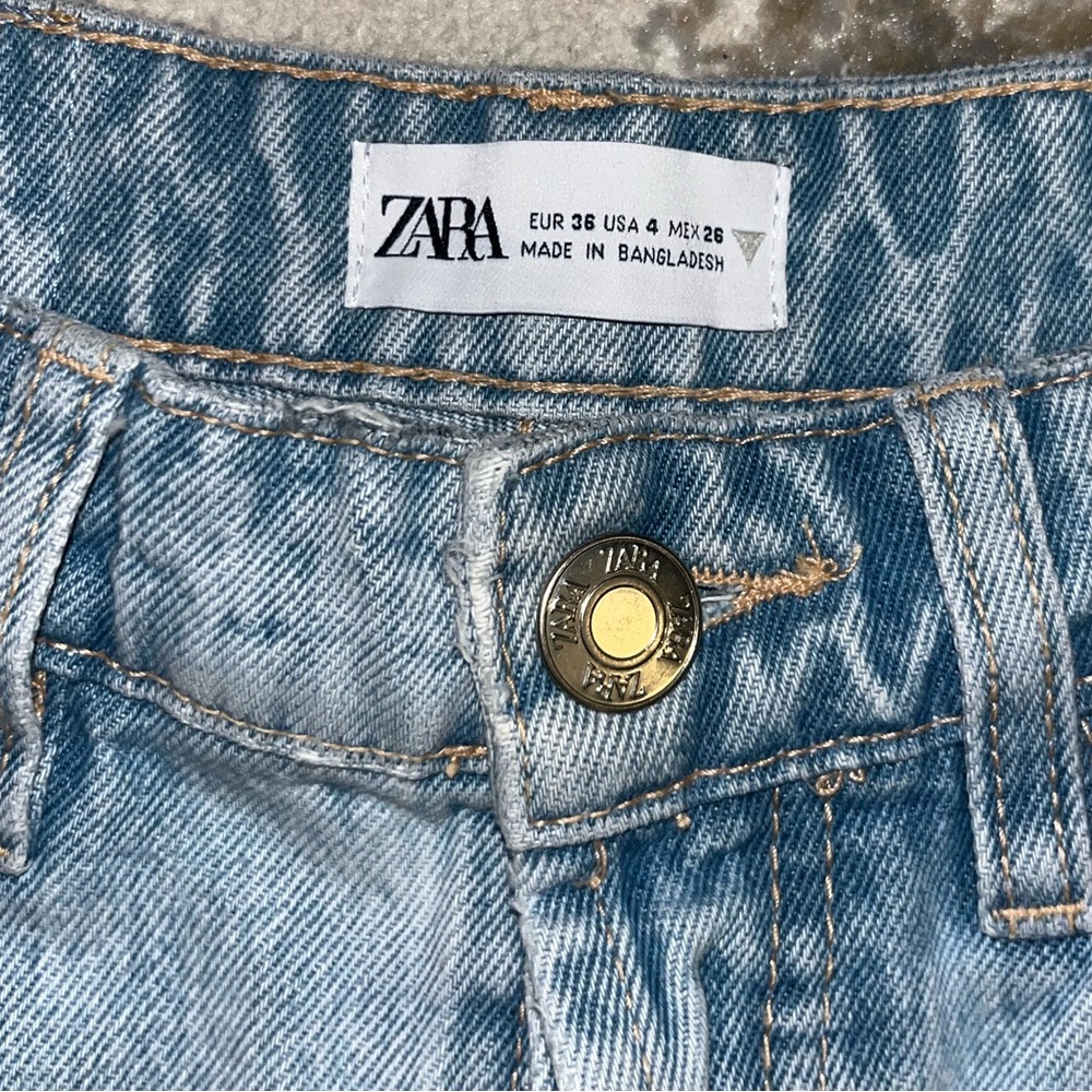 Zara Light Wash Ripped Jeans - Picture 2 of 4